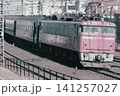 国鉄時代の西日暮里駅付近を走行するEF80形電気機関車（22号機）牽引の客車列車 141257027