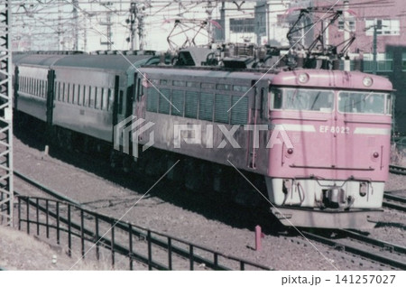 国鉄時代の西日暮里駅付近を走行するEF80形電気機関車（22号機）牽引の客車列車 141257027