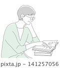 読書と調べものを楽しむシニア女性のイラスト 141257056