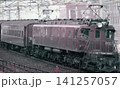 国鉄時代の西日暮里駅付近を走行するEF57形電気機関車（3号機）牽引の客車列車 141257057