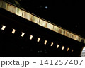 ライトアップされた門 141257407