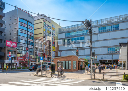 快晴のJR新小岩駅南口駅前広場と周辺の街並み 快晴のJR新小岩駅南口駅前広場と周辺の街並み 141257420