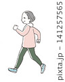 ウォーキングをするシニア女性　健康的なライフスタイルの手描きイラスト 141257565