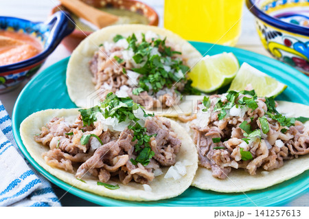 牛肉のタコス（Beef tacos, Tacos de res) 141257613