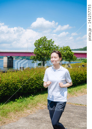 微笑みながら走る女性 微笑みながら走る女性 141257755