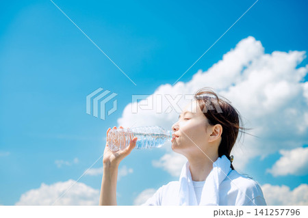 爽やかにペットボトルの水を飲む女性 141257796