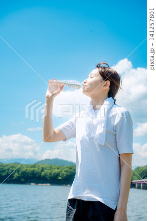 ペットボトルの水を飲む女性 ペットボトルの水を飲む女性 141257801