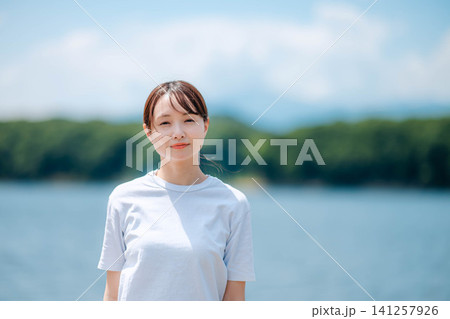 湖畔で微笑む女性のクローズアップ 141257926