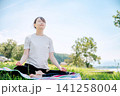 深呼吸をしながら瞑想する女性 141258004