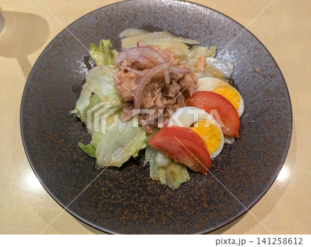 ツナと半熟卵の彩り和風サラダ 141258612
