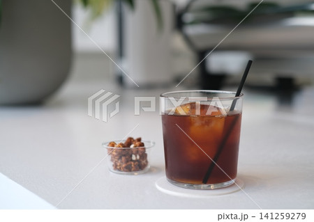 カフェで飲むアイスコーヒー カフェで飲むアイスコーヒー 141259279