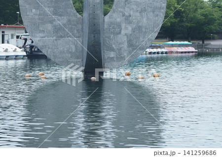 万博記念公園の池のモニュメント 万博記念公園の池のモニュメント 141259686