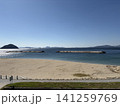 防波堤が広がる爽やかな海辺の風景 141259769