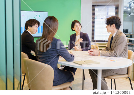 オフィスでミーティングする若い日本人の男女4人 オフィスでミーティングする若い日本人の男女4人 141260092