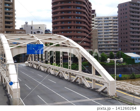 北上川にかかる開運橋・岩手県盛岡市 北上川にかかる開運橋・岩手県盛岡市 141260264