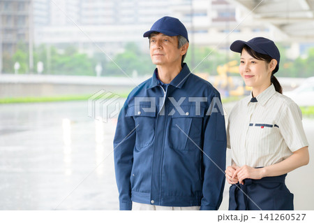 作業着のシニア男性と制服姿のミドル女性(ビルメンテナンスイメージ) 作業着のシニア男性と制服姿のミドル女性(ビルメンテナンスイメージ) 141260527