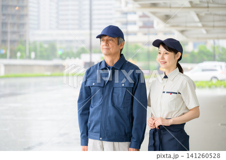 作業着のシニア男性と制服姿のミドル女性(ビルメンテナンスイメージ) 作業着のシニア男性と制服姿のミドル女性(ビルメンテナンスイメージ) 141260528
