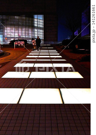光る地面の道 141261661