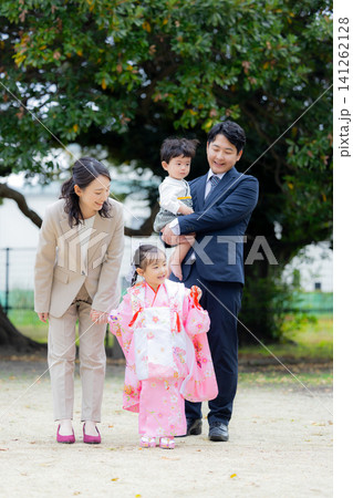 若い家族、親子、七五三、屋外、家族 若い家族、親子、七五三、屋外、家族 141262128