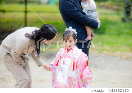 若い家族、親子、七五三、屋外、家族 141262130