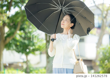 日傘をさすシニア女性 日傘をさすシニア女性 141262578
