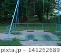 夕暮れの公園の誰もいないブランコ 141262689