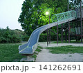 夕暮れの公園のローラーすべり台と街灯 141262691