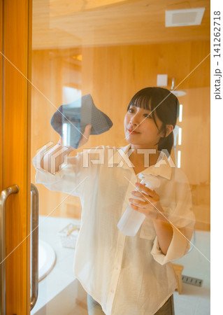 拭き掃除をする女性 拭き掃除をする女性 141262718
