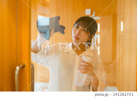 拭き掃除をする女性 141262721