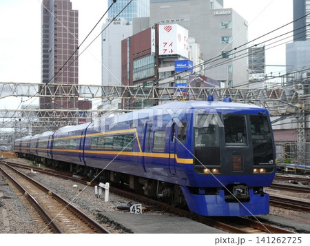 新宿駅に入線する青い新塗装の253系 新宿駅に入線する青い新塗装の253系 141262725