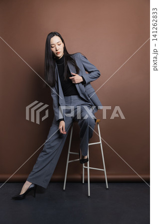 スタイリッシュなスーツの女性 スタイリッシュなスーツの女性 141262833