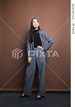 スタイリッシュなスーツの女性 スタイリッシュなスーツの女性 141262836