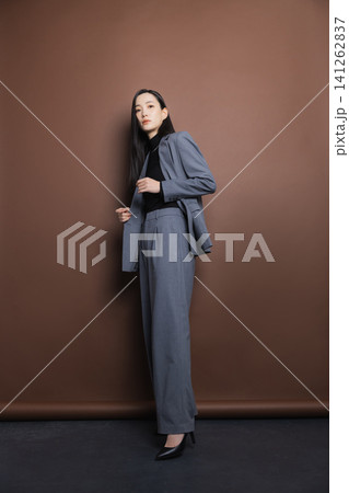 スタイリッシュなスーツの女性 スタイリッシュなスーツの女性 141262837
