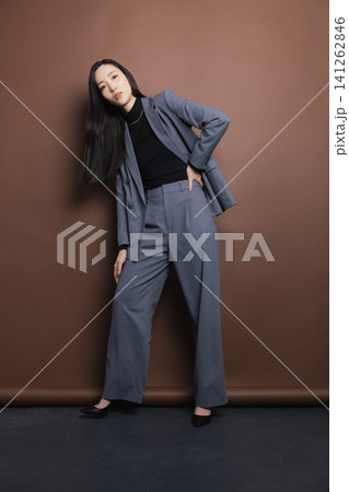 スタイリッシュなスーツの女性 スタイリッシュなスーツの女性 141262846