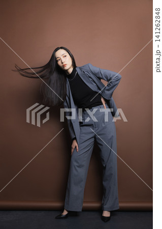 スタイリッシュなスーツの女性 スタイリッシュなスーツの女性 141262848
