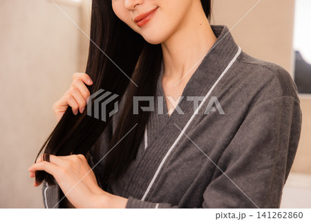 洗面所でヘアケアする女性 洗面所でヘアケアする女性 141262860