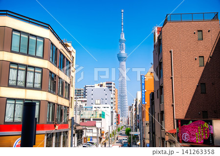 東京都墨田区 錦糸町のタワービュー通りから見る、青空にそびえ立つ東京スカイツリーの風景 141263358