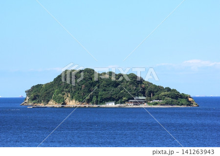 横須賀沖にある無人島猿島のアップ 横須賀沖にある無人島猿島のアップ 141263943