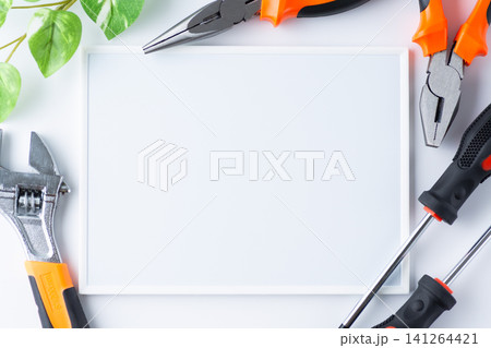 白いボードと工具 白いボードと工具 141264421
