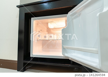 The room is arranged with basic furniture, storage, and electric amenities, keeping the space tidy, useful, and comfortable for short stays. 141264594