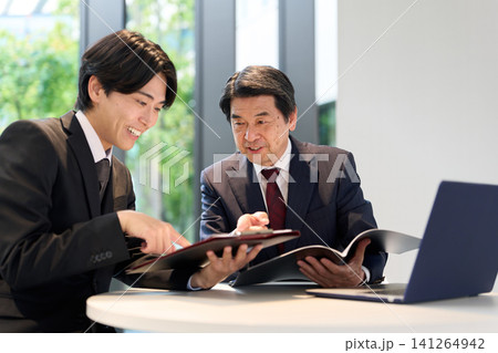 部下に仕事のアドバイスをする上司 部下に仕事のアドバイスをする上司 141264942