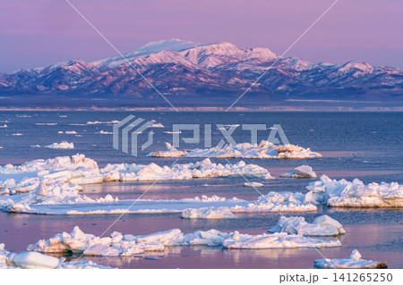 北海道野付半島から見る朝焼けに染まる北方領土国後島と流氷 冬の絶景観光素材 北海道野付半島から見る朝焼けに染まる北方領土国後島と流氷 冬の絶景観光素材 141265250