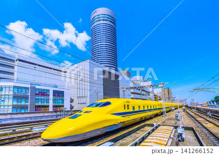 日本の横浜都市景観新横浜駅に入るドクターイエロー。奥は横浜プリンスH。熱海駅や小田原駅ではありません 141266152
