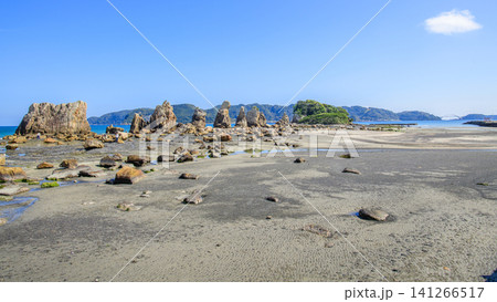 晴天の橋杭岩 砂浜の現れた干潮時 和歌山県 晴天の橋杭岩 砂浜の現れた干潮時 和歌山県 141266517