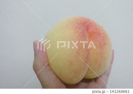 白桃を軽くつかむ手 鮮度と品質のイメージ 白桃を軽くつかむ手 鮮度と品質のイメージ 141268661