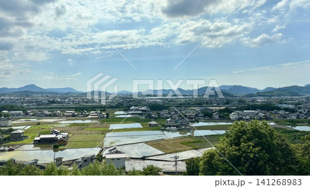 日本の風景:青空の下に広がる田園と山並み 日本の風景:青空の下に広がる田園と山並み 141268983