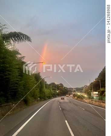 夕暮れの高速道路に現れた虹の風景 夕暮れの高速道路に現れた虹の風景 141268988