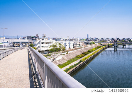 晴れ渡る街並みと川に架かる橋を見下ろす景色 晴れ渡る街並みと川に架かる橋を見下ろす景色 141268992