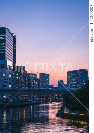 美しい夕焼けに染まる中之島と土佐堀川の夕景 美しい夕焼けに染まる中之島と土佐堀川の夕景 141269007