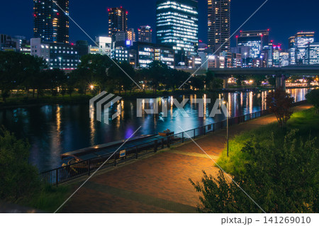 水面に映るビルライトが美しい大川沿いの夜景 水面に映るビルライトが美しい大川沿いの夜景 141269010